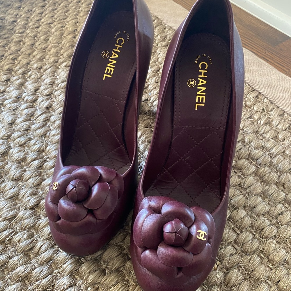 Chanel camellia block heels in burgundy, like new, size 8.5 it It 38.5